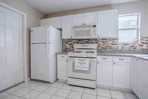 House in The Villages, Florida 2 bedrooms, 108.88 sq.m. № 1903148 - photo 5