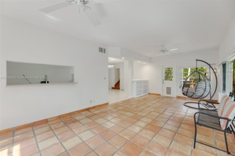 House in Pinecrest, Florida 3 bedrooms, 202.9 sq.m. № 1846060 - photo 9