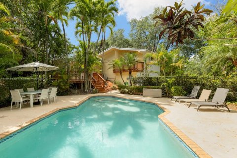 House in Pinecrest, Florida 3 bedrooms, 202.9 sq.m. № 1846060 - photo 20