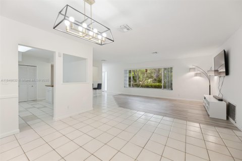 House in Pinecrest, Florida 3 bedrooms, 202.9 sq.m. № 1846060 - photo 4
