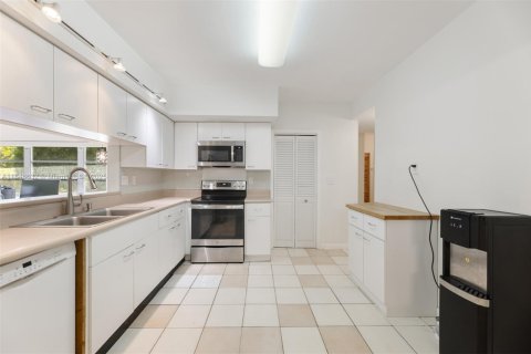 House in Pinecrest, Florida 3 bedrooms, 202.9 sq.m. № 1846060 - photo 6