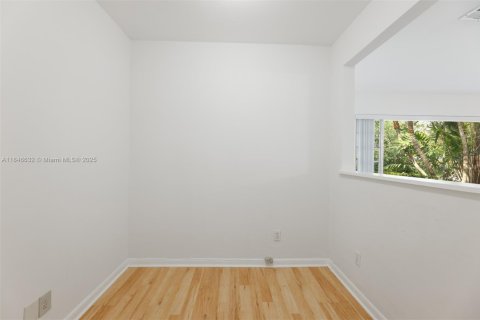 House in Pinecrest, Florida 3 bedrooms, 202.9 sq.m. № 1846060 - photo 5