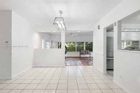 House in Pinecrest, Florida 3 bedrooms, 202.9 sq.m. № 1846060 - photo 8