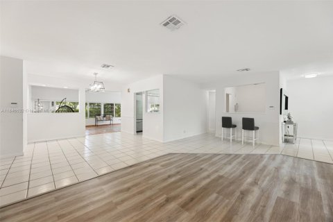 House in Pinecrest, Florida 3 bedrooms, 202.9 sq.m. № 1846060 - photo 3