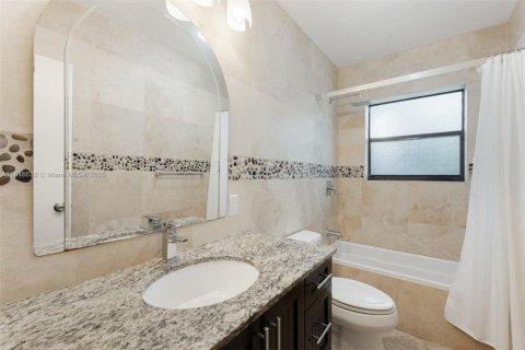 House in Pinecrest, Florida 3 bedrooms, 202.9 sq.m. № 1846060 - photo 16