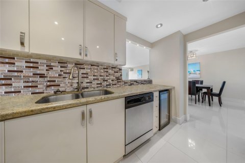Condominio en venta en Sunny Isles Beach, Florida, 2 dormitorios, 141.3 m2 № 2068703 - foto 12