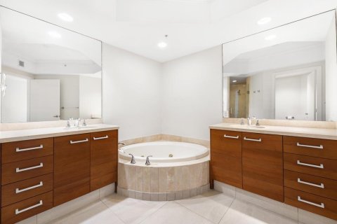 Condo in Palm Beach Gardens, Florida, 2 bedrooms № 2183955 - photo 17