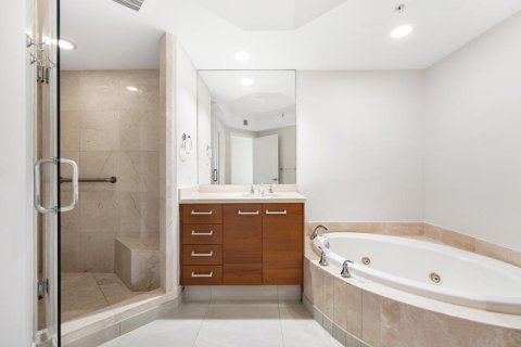 Condo in Palm Beach Gardens, Florida, 2 bedrooms № 2183955 - photo 14