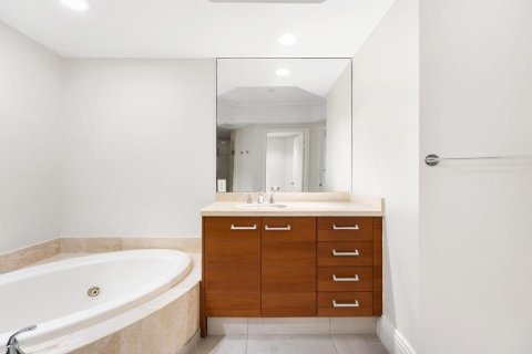 Condo in Palm Beach Gardens, Florida, 2 bedrooms № 2183955 - photo 22
