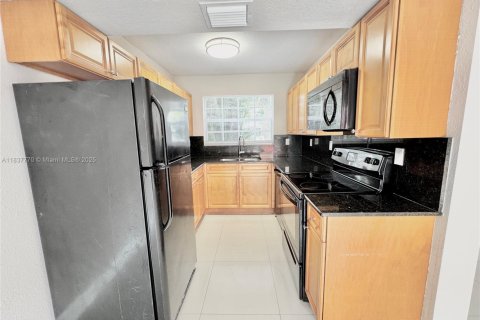 Townhouse in Pembroke Park, Florida 3 bedrooms, 117.43 sq.m. № 1823390 - photo 10