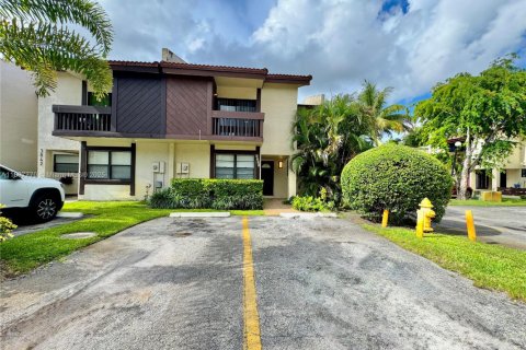 Townhouse in Pembroke Park, Florida 3 bedrooms, 117.43 sq.m. № 1823390 - photo 1
