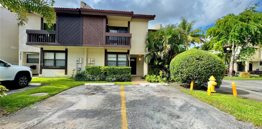 Townhouse in Pembroke Park, Florida 3 bedrooms, 117.43 sq.m. № 1823390