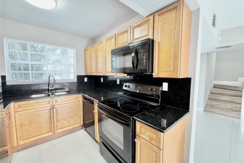 Townhouse in Pembroke Park, Florida 3 bedrooms, 117.43 sq.m. № 1823390 - photo 12