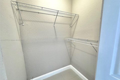 Townhouse in Pembroke Park, Florida 3 bedrooms, 117.43 sq.m. № 1823390 - photo 21