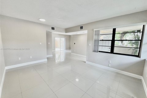 Townhouse in Pembroke Park, Florida 3 bedrooms, 117.43 sq.m. № 1823390 - photo 6