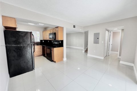 Townhouse in Pembroke Park, Florida 3 bedrooms, 117.43 sq.m. № 1823390 - photo 9