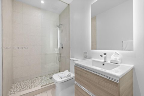 Condo in Miami, Florida, 2 bedrooms  № 2088979 - photo 13
