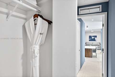 Condo in Miami, Florida, 2 bedrooms  № 2088979 - photo 14