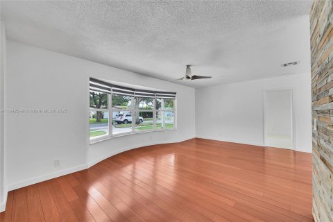House in Plantation, Florida 4 bedrooms, 203.64 sq.m. № 1836645 - photo 9