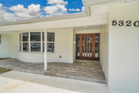 House in Plantation, Florida 4 bedrooms, 203.64 sq.m. № 1836645 - photo 4
