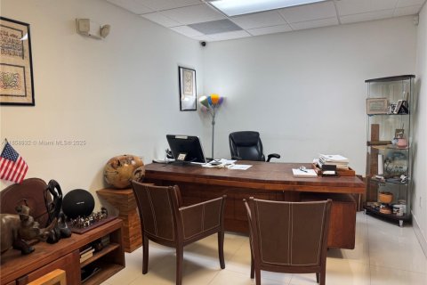 Commercial property in Dania Beach, Florida № 1887401 - photo 21