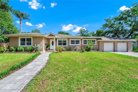 House in Winter Park, Florida 4 bedrooms, 174.38 sq.m. № 2101238