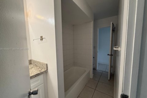 Снять в аренду кондоминиум в Помпано-Бич, Флорида 2 спальни, 83.89м2, № 1991583 - фото 11