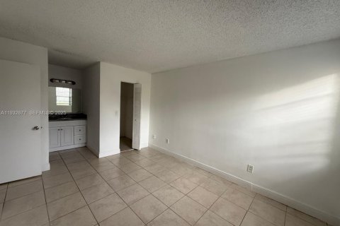 Снять в аренду кондоминиум в Помпано-Бич, Флорида 2 спальни, 83.89м2, № 1991583 - фото 13