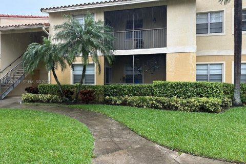 Снять в аренду кондоминиум в Помпано-Бич, Флорида 2 спальни, 83.89м2, № 1991583 - фото 1