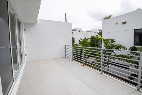 Купить таунхаус в Майами, Флорида 3 спальни, № 2007695 - фото 15