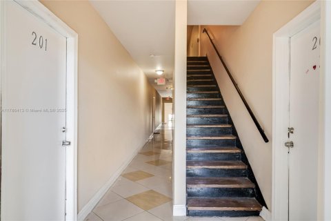 Commercial property in Miami, Florida № 1965992 - photo 8