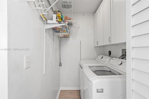 Снять в аренду таунхаус в Майами, Флорида 3 спальни, 155.24м2, № 2029808 - фото 23