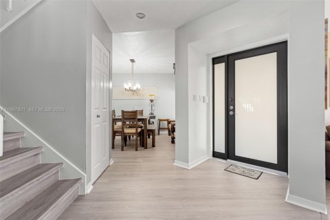 Снять в аренду таунхаус в Майами, Флорида 3 спальни, 155.24м2, № 2029808 - фото 5