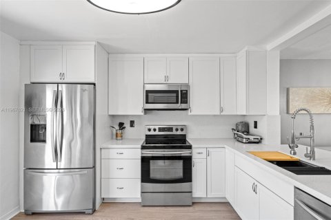 Снять в аренду таунхаус в Майами, Флорида 3 спальни, 155.24м2, № 2029808 - фото 20