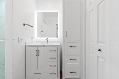 Снять в аренду таунхаус в Майами, Флорида 3 спальни, 155.24м2, № 2029808 - фото 30