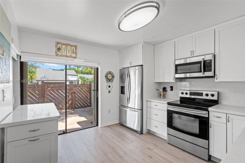 Снять в аренду таунхаус в Майами, Флорида 3 спальни, 155.24м2, № 2029808 - фото 19