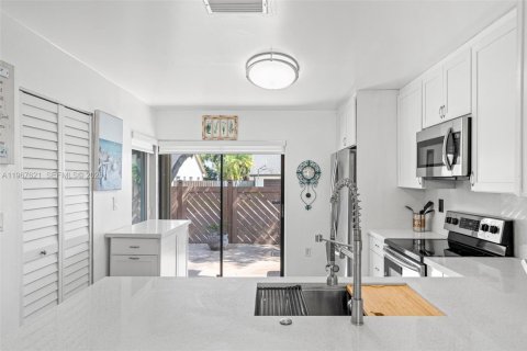 Снять в аренду таунхаус в Майами, Флорида 3 спальни, 155.24м2, № 2029808 - фото 17