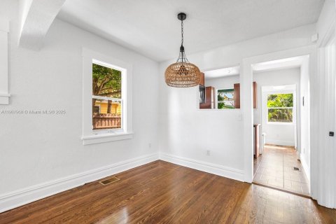 House in Lake Worth, Florida 2 bedrooms, 124.4 sq.m. № 2012839 - photo 6