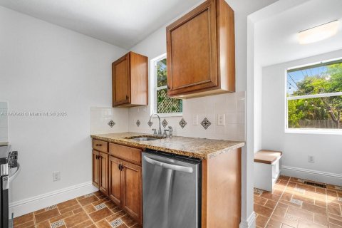 House in Lake Worth, Florida 2 bedrooms, 124.4 sq.m. № 2012839 - photo 12