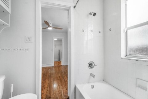 House in Lake Worth, Florida 2 bedrooms, 124.4 sq.m. № 2012839 - photo 23