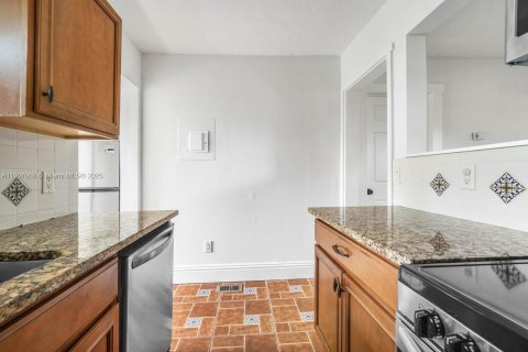 House in Lake Worth, Florida 2 bedrooms, 124.4 sq.m. № 2012839 - photo 13