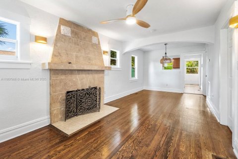 House in Lake Worth, Florida 2 bedrooms, 124.4 sq.m. № 2012839 - photo 16