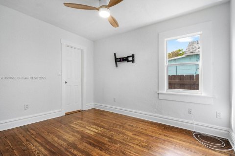 House in Lake Worth, Florida 2 bedrooms, 124.4 sq.m. № 2012839 - photo 19