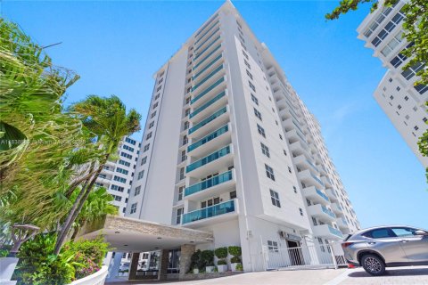 Condo in Miami Beach, Florida, 1 bedroom  № 1977305 - photo 26