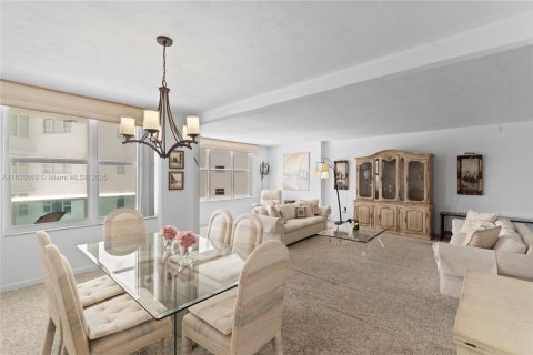 Condo in Miami Beach, Florida, 1 bedroom  № 1977305 - photo 14