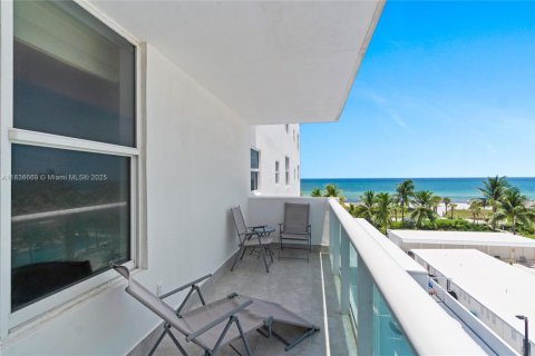 Condo in Miami Beach, Florida, 1 bedroom  № 1977305 - photo 3