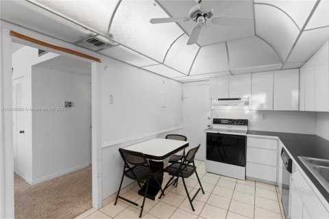 Condo in Miami Beach, Florida, 1 bedroom  № 1977305 - photo 18