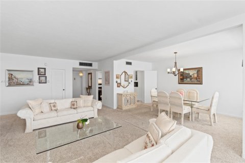 Condo in Miami Beach, Florida, 1 bedroom  № 1977305 - photo 10