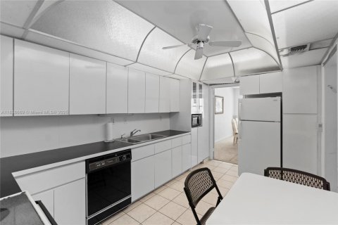 Condo in Miami Beach, Florida, 1 bedroom  № 1977305 - photo 16