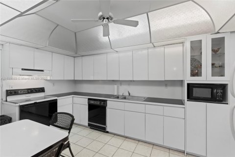 Condo in Miami Beach, Florida, 1 bedroom  № 1977305 - photo 15